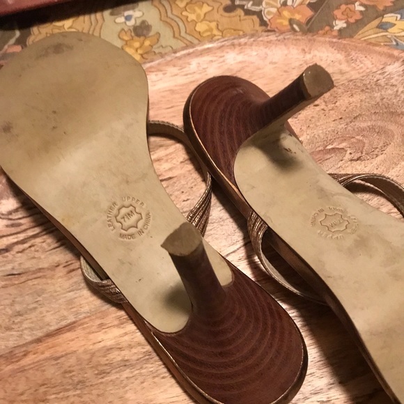 Elegant Golden Bronze Leather Sandals Ready for Parties or Nights Out - Picture 5 of 6